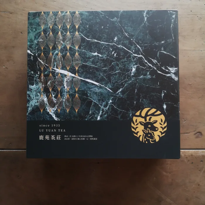 【鹿苑茶】手採高山茶-經典獻禮-阿里山烏龍/金萱茶_台灣蛇紋石高質感禮盒：圖片 3