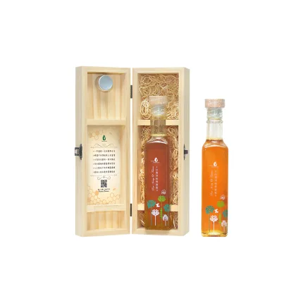 ▍商品規格 品名:台灣頂級封蓋蜜(木盒組X1組+裸罐X1) 成分:100%蜂蜜 容量:350公克 產地:台灣 有效日期:標示於瓶身 保存方法:請置於陰涼乾燥處,並且避免陽光直射。 食用方法:可泡溫水或加入冰塊 飲用,或作為果醬塗抹於麵包或餅乾上食用。 【我們的不同之處】 ✅歷時一個月熟成 ✅一年僅探收一次 ✅全程人工探收 ✅全程衛生控管 ✅通過410項農藥檢驗